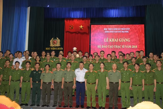 Trung tướng, GS.TS Nguyễn Xuân Yêm, Giám đốc Học viện và các đại biểu với các học viên trúng tuyển hệ đào tạo thạc sĩ 2018