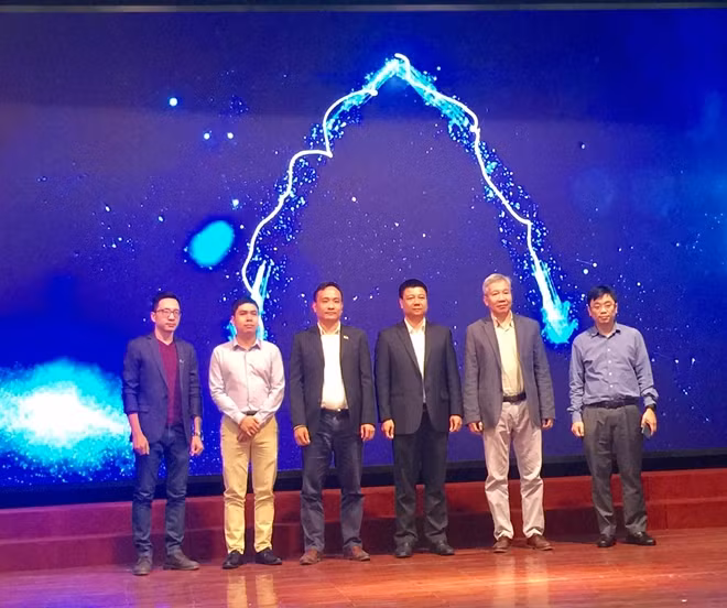 Đại diện Bộ TT&TT và các đại biểu tại lễ ra mắt