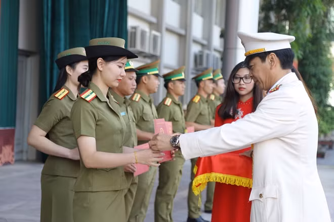 Đại tá Trần Minh Hưởng, Giám đốc Học viện CSND trao bằng tốt nghiệp cho các học viên khóa D27 Lào
