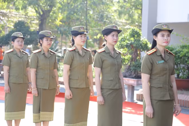 Các tân sỹ quan Cảnh sát Lào rạng rỡ trong lễ tốt nghiệp