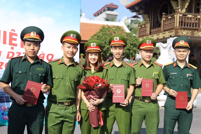 Các tân sỹ quan Cảnh sát Khóa D40 nhận bằng tốt nghiệp
