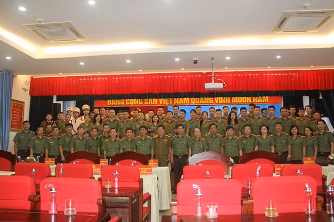 Các đại biểu với học viên khóa D2