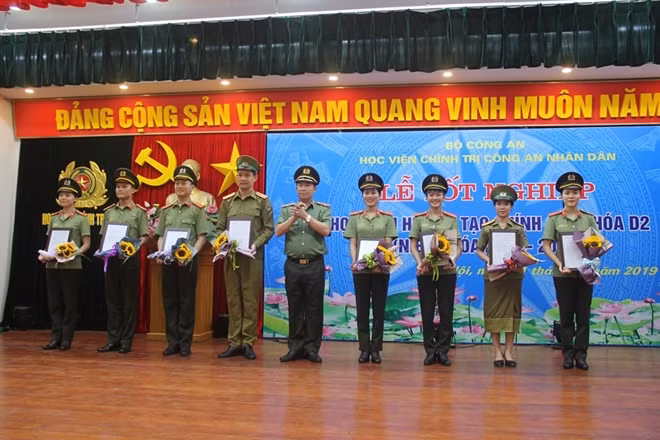 Thiếu tướng Trần Vi Dân, Giám đốc Học viện Chính trị CAND trao giấy chứng nhận tốt nghiệp cho các học viên khóa D2