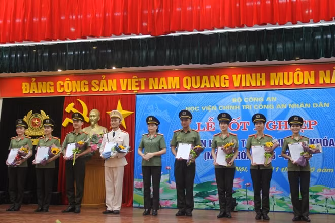 Lãnh đạo Học viện Chính trị CAND trao quyết định phong cấp bậc hàm cho các học viên khóa D2