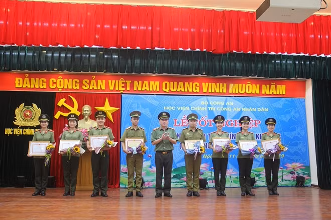 Lãnh đạo Học viện Chính trị CAND tặng giấy khen cho các học viên xuất sắc, tiêu biểu
