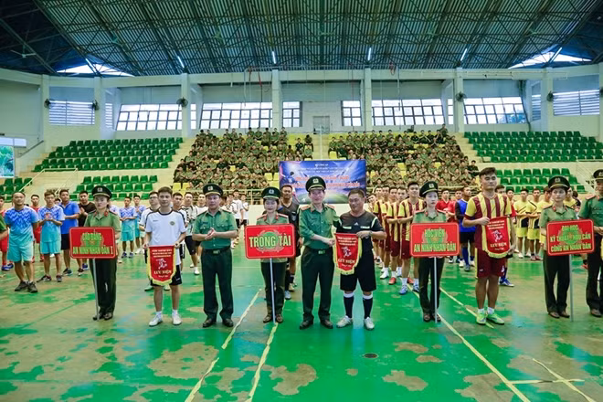 Ban tổ chức tặng cờ cho các đội tham dự giải
