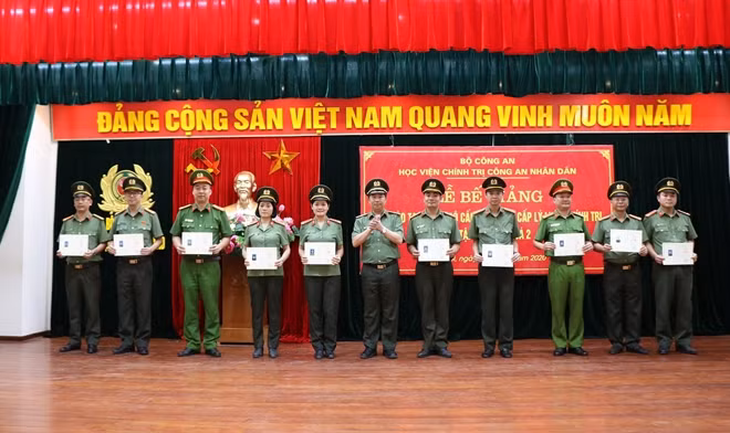 Giám đốc Học viện Chính trị CAND trao bằng tốt nghiệp cao cấp lý luận chính trị cho các học viên