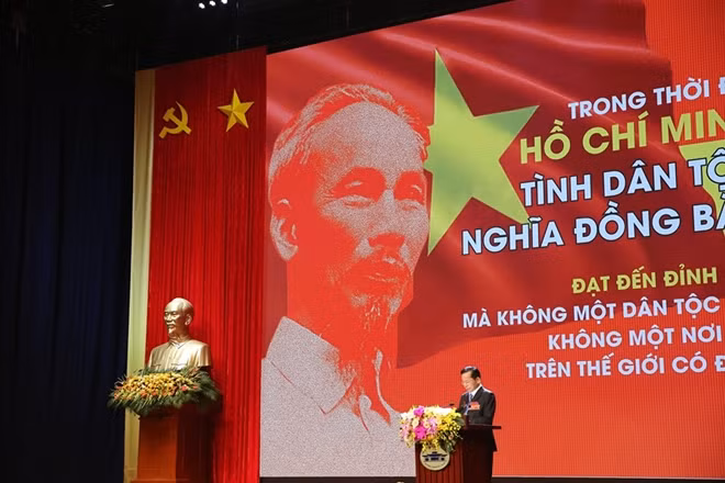 Anh hùng Lao động Lê Văn Kiểm đại diện cho HSMN trên đất Bắc phát biểu tại buổi lễ