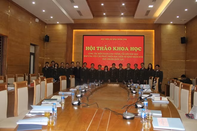 Lãnh đạo Học viện ANND với các đại biểu tham dự Hội thảo
