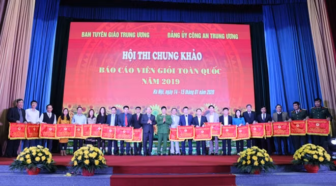 Đồng chí Võ Văn Phuông và Thiếu tướng Trần Minh Hưởng tặng cờ lưu niệm cho các đội tham dự Hội thi chung khảo