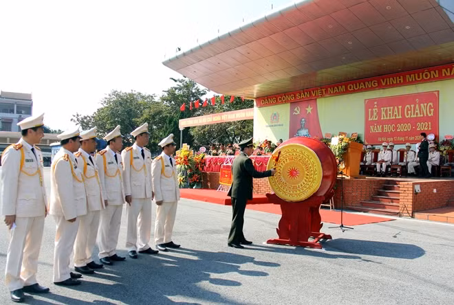 Thứ trưởng Nguyễn Văn Thành đánh trống khai giảng năm học mới tại Trường Cao đẳng CSND I