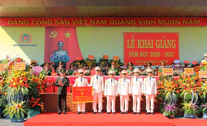Thứ trưởng Nguyễn Văn Thành tặng Cờ thi đua xuất sắc của Bộ Công an cho Trường Cao đẳng CSND I