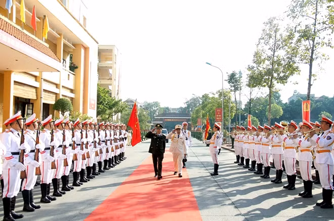 Thứ trưởng Nguyễn Văn Thành duyệt đội danh dự Trường Cao đẳng CSND I
