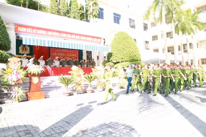 Thứ trưởng Bùi Văn Nam và các đại biểu duyệt đội ngũ trong lễ khai giảng