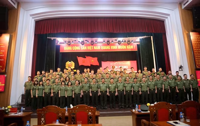 Các điển hình tiên tiến với đại biểu tham dự Hội nghị.