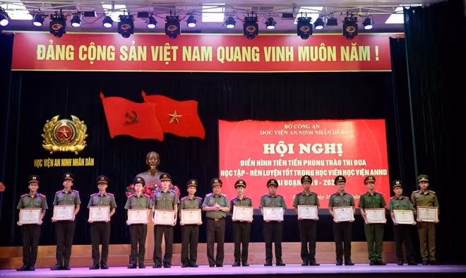 Thiếu tướng Lê Văn Thắng, Giám đốc Học viện ANND khen thưởng các tập thể điển hình tiên tiến trong phong trào thi đua giai đoạn 2019-2021.