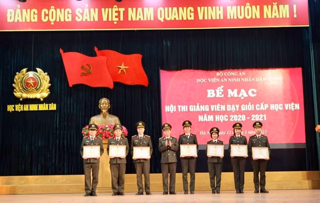 Lãnh đạo Học viện ANND tặng Giấy khen cho các giảng viên đạt giải nhì.