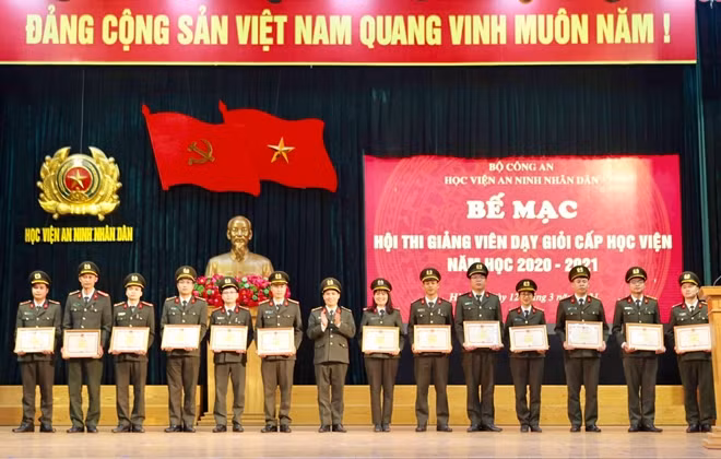 Lãnh đạo Học viện ANND khen thưởng các giảng viên đạt giải ba