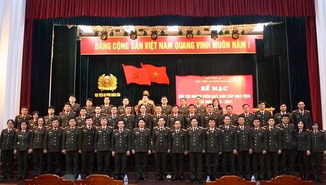 Đại biểu với các giảng viên dạy giỏi cấp Học viện tại buổi lễ.