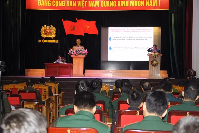 Đại biểu tham luận tại Hội thảo
