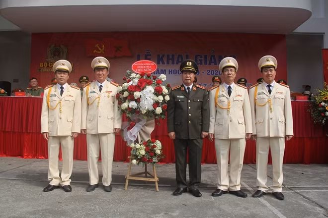 Thứ trưởng Bùi Văn Nam tặng hoa cho lãnh đạo Trường Cao đẳng CSND I