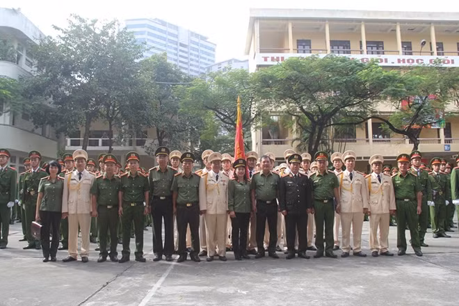 Thứ trưởng Bùi Văn Nam và các đại biểu với các học viên trong lễ khai giảng năm học mới
