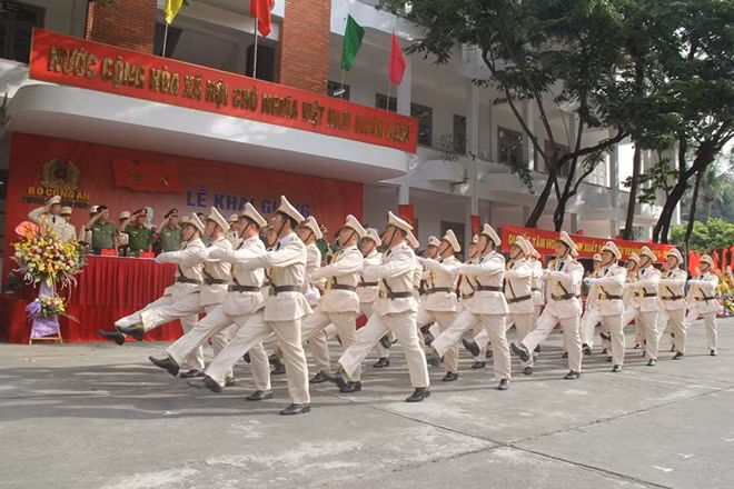 Duyệt đội ngũ tại lễ khai giảng
