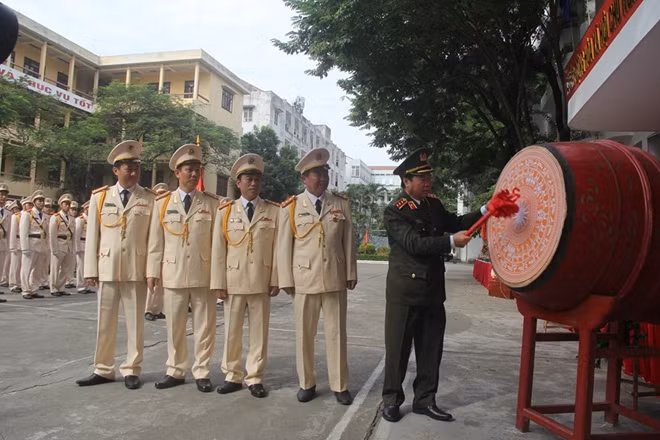 Thứ trưởng Bùi Văn Nam đánh trống khai giảng năm học mới