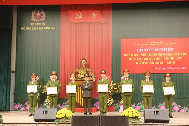Thứ trưởng Nguyễn Văn Sơn tặng Bằng khen của Bộ Công an cho các học viên tiêu biểu, xuất sắc toàn khóa học
