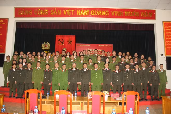 Các đại biểu và học viên tại lễ khai giảng