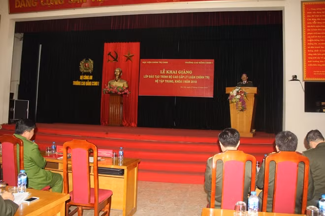 Thiếu tướng Trần Vi Dân, Giám đốc Học viện Chính trị CAND phát biểu tại lễ khai giảng
