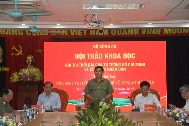 PGS.TS Nguyễn Hồng Vinh, nguyên Tổng Biên tập Báo Nhân dân và TS Nhị Lê, nguyên Phó Tổng Biên tập Tạp chí cộng sản cùng Thiếu tướng Trần Vi Dân chủ trì phiên thảo luận