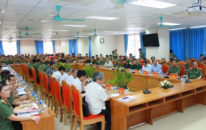 Thứ trưởng Nguyễn Văn Thành và các đại biểu dự Hội thảo