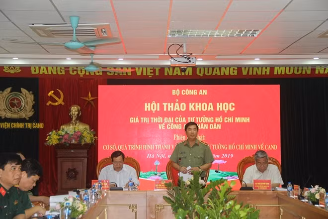 Thiếu tướng Trần Vi Dân, Giám đốc Học viện Chính trị CAND và GS.TS Vũ Minh Giang, Chủ tịch Hội đồng khoa học, ĐHQGHN và TS Chu Đức Tính, nguyên Giám đốc Bảo tàng Hồ Chí Minh đồng chủ trì phiên thảo luận