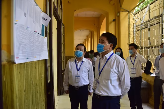 Chủ tịch Nguyễn Đức Chung kiểm tra công tác thi tại trường THPT Phan Đình Phùng