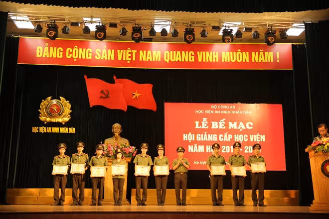 Lãnh đạo Học viện ANND tặng Giấy khen cho các giảng viên đạt giải ba