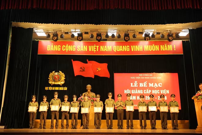 Thiếu tướng Nguyễn Quý Khoát, Phó Giám đốc Học viện ANND tặng Giấy khen cho các giảng viên đạt giải nhì