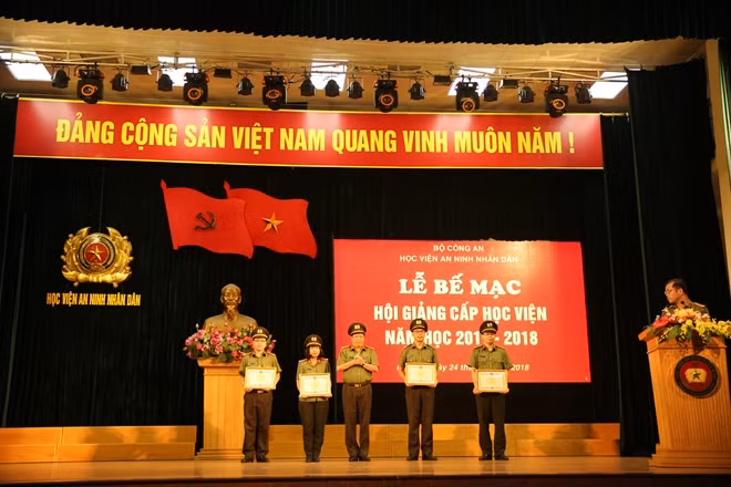 Đại tá Lê Văn Thắng, Giám đốc Học viện ANND tặng Giấy khen cho các giảng viên đạt giải nhất