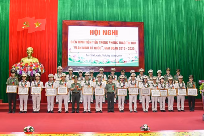 Ban giám hiệu Trường Đại học Kỹ thuật-Hậu cần CAND với các điển hình tiên tiến trong phong trào thi đua "Vì An ninh Tổ quốc" giai đoạn 2015-2020