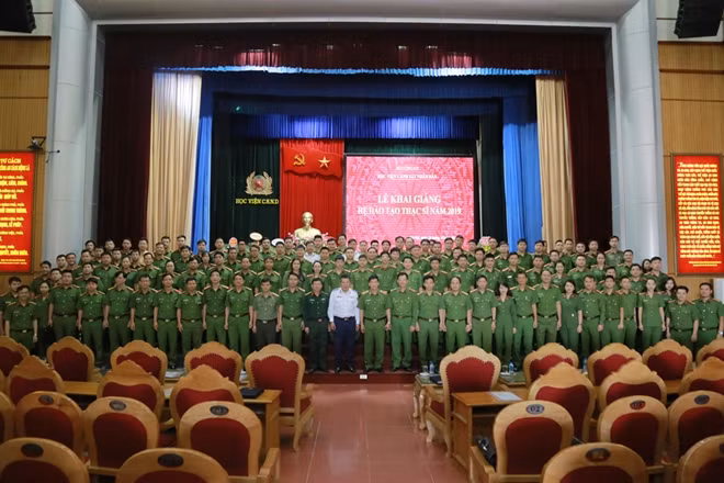 Lãnh đạo Học viện CSND với các học viên của lớp đào tạo thạc sĩ năm 2019