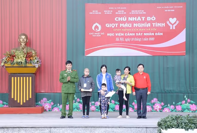 Ban tô chức tặng quà cho các bệnh nhân ung thư
