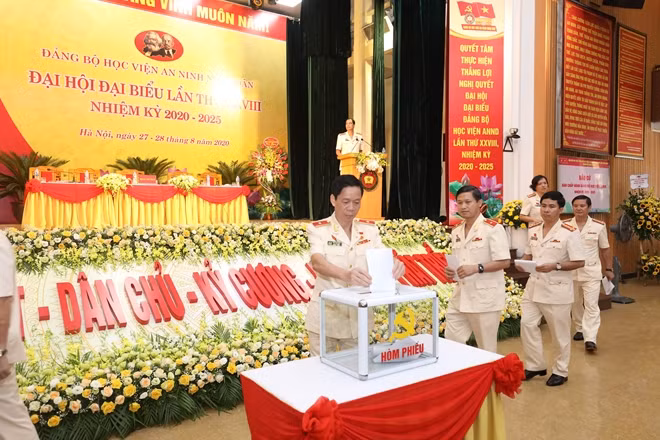 Các đại biểu bỏ phiếu bầu Ban chấp hành Đảng bộ Học viện ANND nhiệm kỳ mới