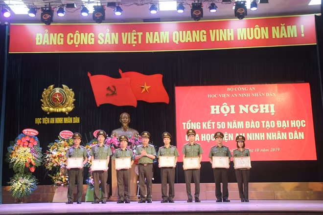 Thứ trưởng Nguyễn Văn Thành tặng Bằng khen của Bộ Công an cho các tập thể tiêu biểu