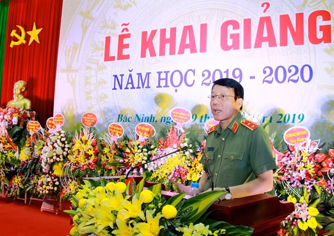 Thứ trưởng Lương Tam Quang phát biểu chỉ đạo tại lễ khai giảng