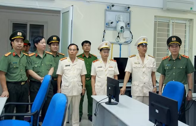 Thứ trưởng Lương Tam Quang và các đại biểu tham quan cơ sở vật chất của nhà trường
