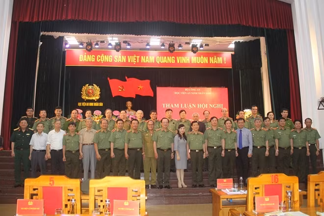 Thứ trưởng Nguyễn Văn Thành, Thứ trưởng Nguyễn Văn Sơn và nguyên Thứ trưởng Thường trực Nguyễn Khánh Toàn với các đại biểu dự Hội nghị