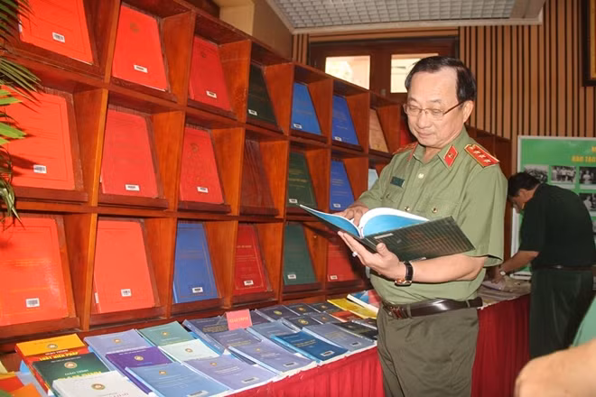 Thứ trưởng Nguyễn Văn Thành tham quan gian trưng bày 50 năm đào tạo đại học của Học viện ANND