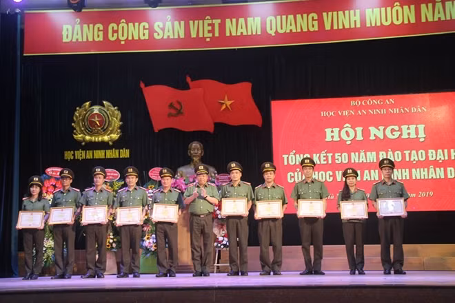 Thiếu tướng Lê Văn Thắng, Giám đốc Học viện ANND tặng giấy khen cho các đơn vị tiêu biểu