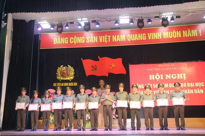Thứ trưởng Nguyễn Văn Thành tặng Bằng khen của Bộ Công an cho các cá nhân tiêu biểu