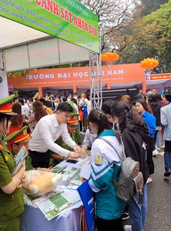 Rất đông thí sinh quan tâm lắng nghe tư vấn tuyển sinh tại gian hàng của Học viện CSND